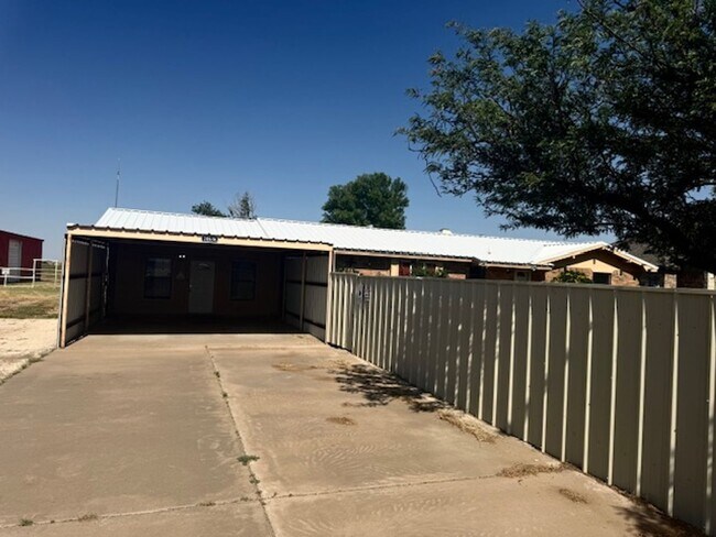 Building Photo - Country Living! 4 Bed 2 Bath Ready to Rent ASAP