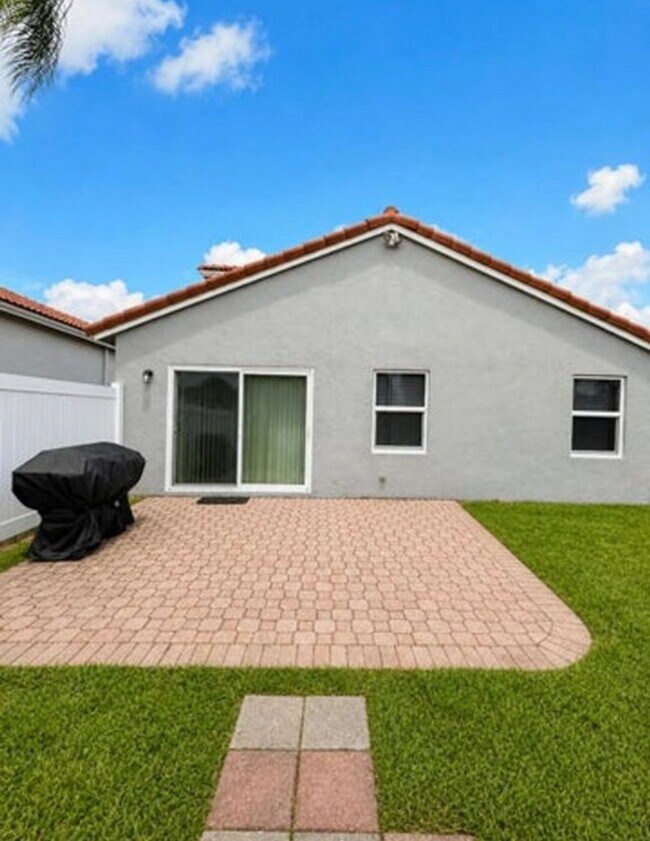 Building Photo - 332 NW 107th Ave