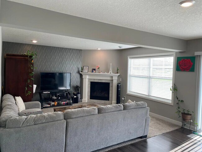 Building Photo - Awesome woodbury townhouse available!