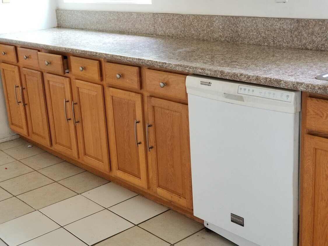 KITCHEN - 1554 S Stanley Ave