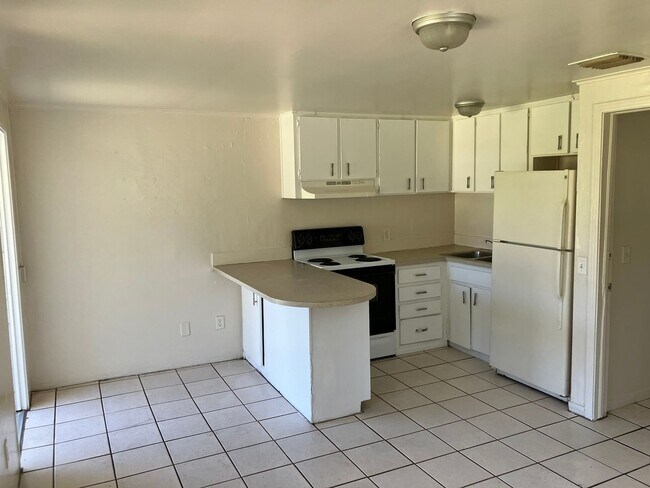 Foto del edificio - Cozy 1BR/1BA duplex with a Den, Ceramic Tile Floors, NO APP FEE!