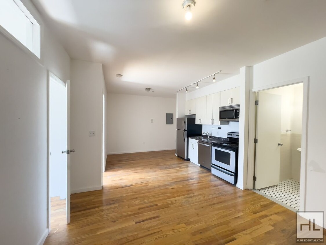 Foto principal - Spacious Sunlit 2-Bed 1-Bath / Great Bushw...