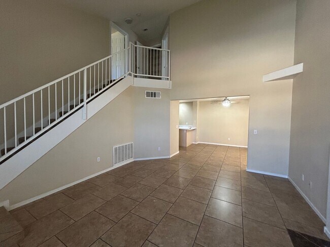 Foto del edificio - Great Silverado Ranch Townhome in Gated Co...