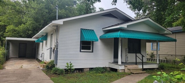 Building Photo - Gorgeous fully remodeled 3 bedroom/1&1/2 b...