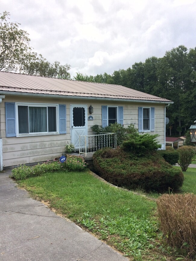 Building Photo - 422 Charwood Dr