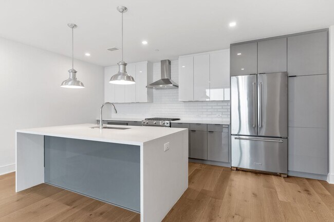 Building Photo - Exciting 2 Bedroom 2 Bath High rise unit i...