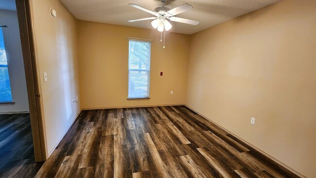Building Photo - Charming 1 Bedroom/1 Bathroom Apartment - ...