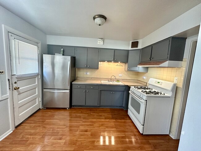 Kitchen - 2346 W Jarvis Ave