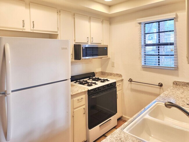 Foto del edificio - FOR LEASE - Available now!