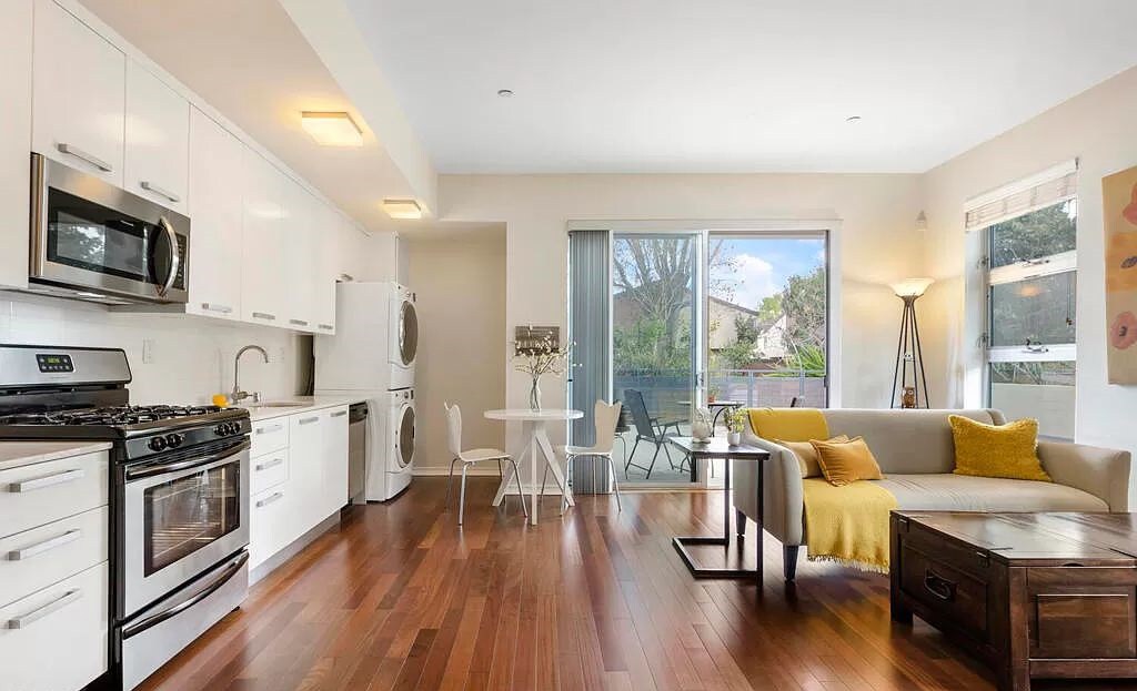 Foto principal - A sensational loft-style condo with a huge...