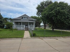 Building Photo - 815 S Boxelder St