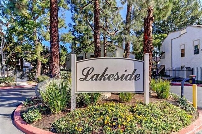 Building Photo - 10551 Lakeside Dr South Unit J