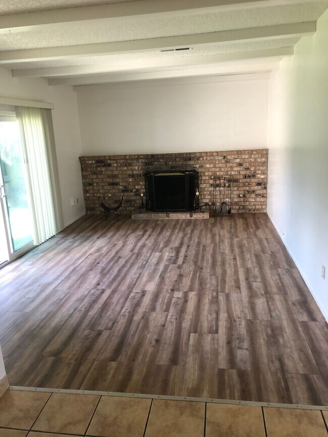 Building Photo - Spacious Sacramento Home! Ready for Move I...