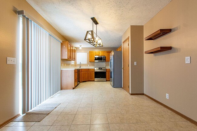 Building Photo - 3 Bedroom / 3 Bath Ranch in Bellevue!