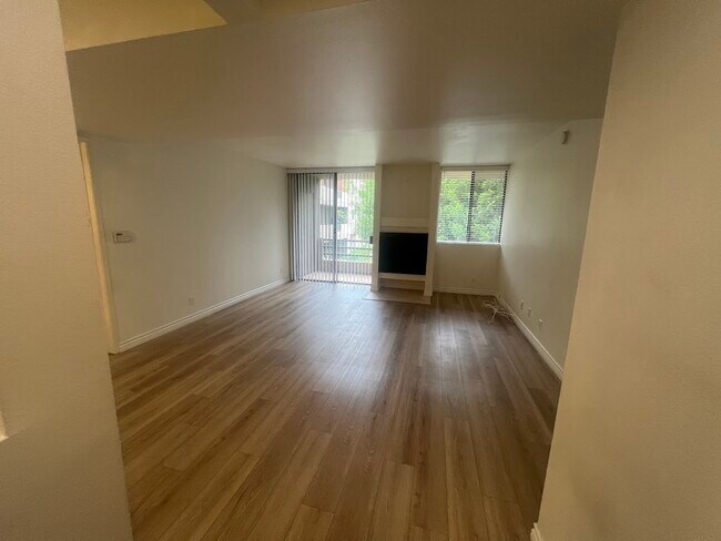 Foto del edificio - 7826 Topanga Canyon Blvd