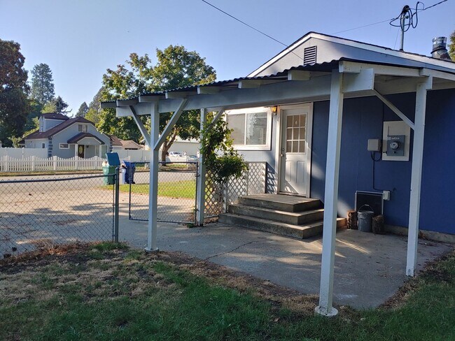 Building Photo - Mid-town Home
