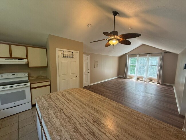 Foto del edificio - Garden Style, 1 BR Condo In A Prime Amherst Location!