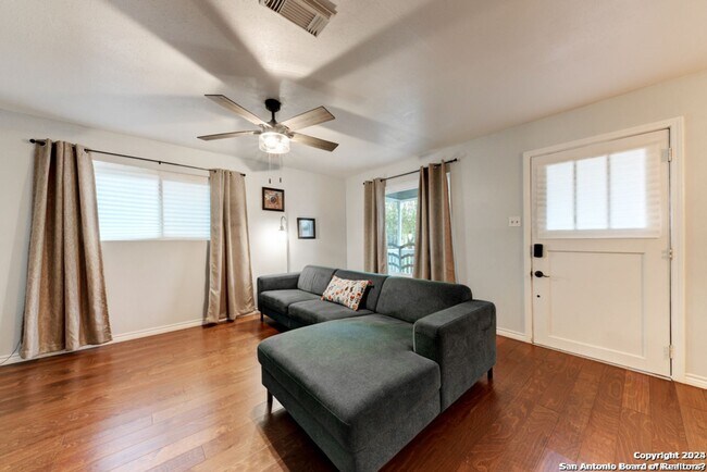 Foto del edificio - 453 W Mitchell St