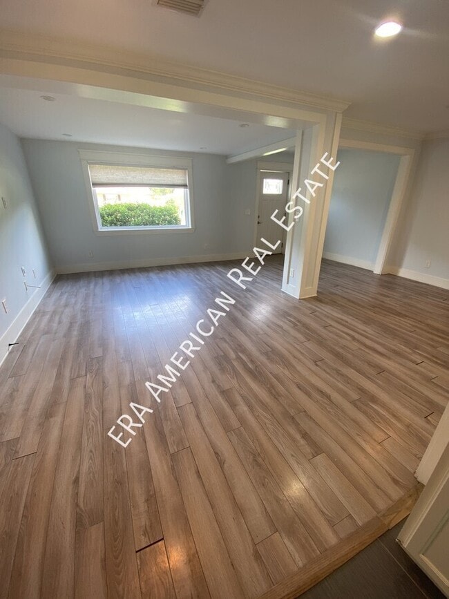 Building Photo - 212 Ajax Dr NW