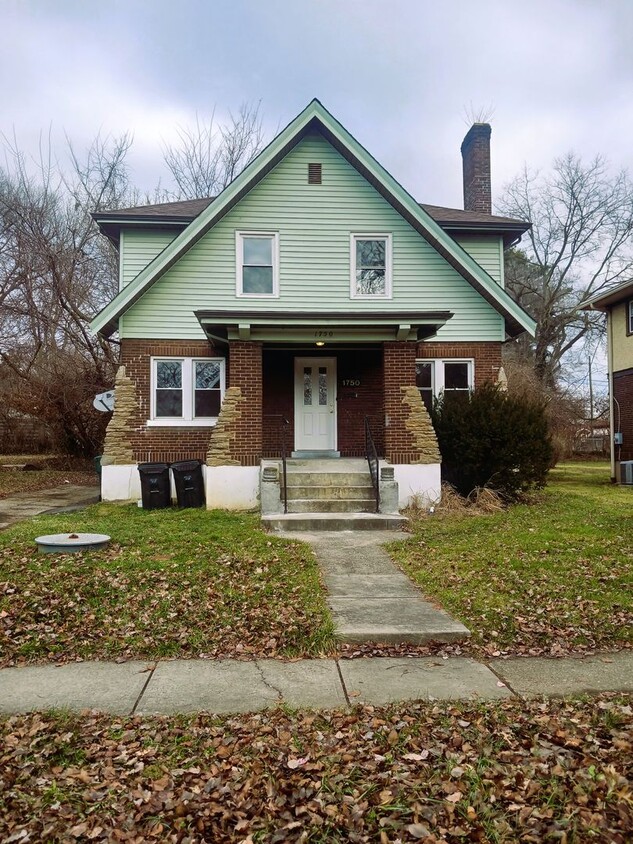 Foto principal - Renovated 3 bedroom in Bond Hill