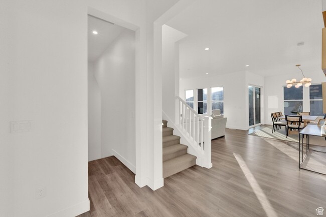 Building Photo - 1722 Oakridge Cir