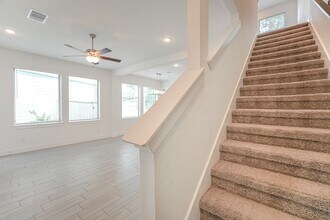 Building Photo - 112 Red Cascade Trl