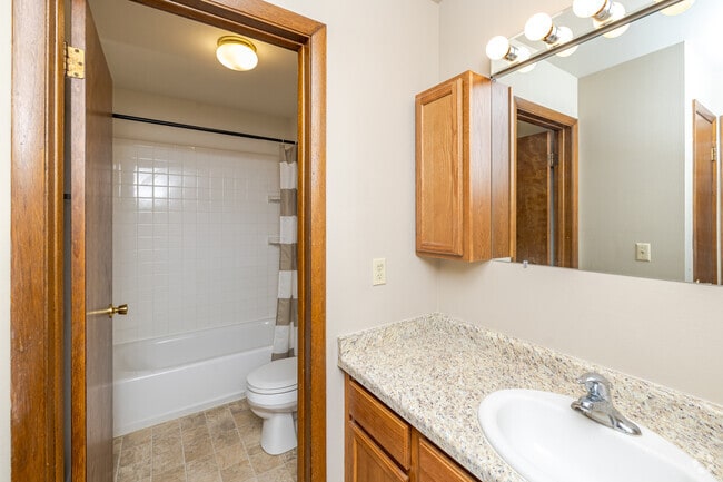 2 habitaciones, 1 baño - 950 pies cuadrados - Baño - Whitman Park Apartments