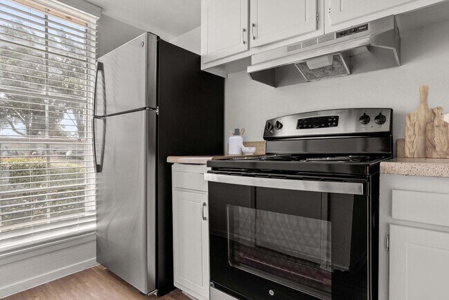 Foto del edificio - 7581 Chevy Chase Dr