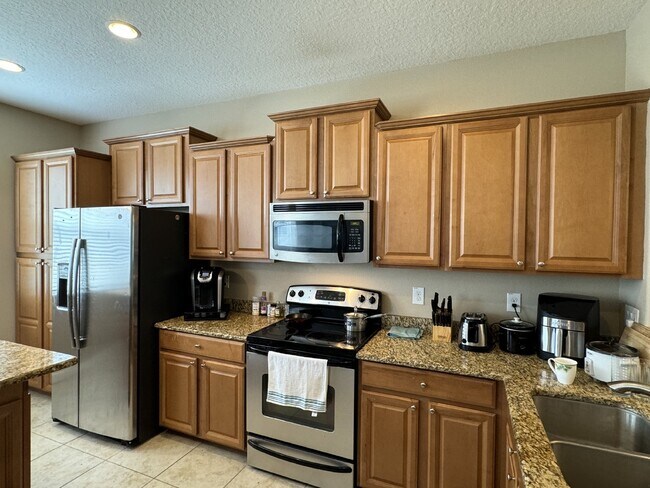 Building Photo - Spacious 4-Bedroom Townhouse in Tampa with...