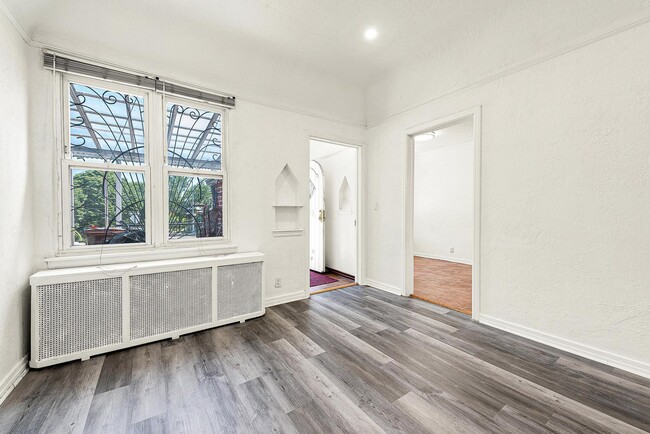Foto del edificio - 78-20 Kneeland Ave