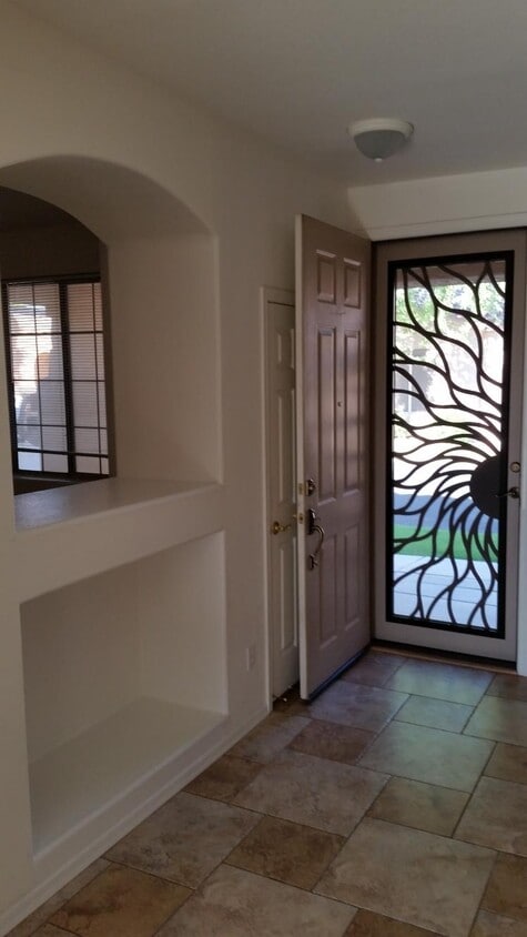 Building Photo - 2050 S Edgewater