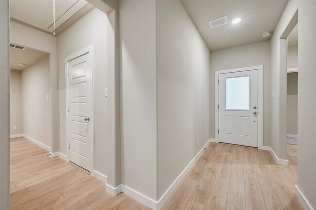 Foto del edificio - 946 Olive Dr