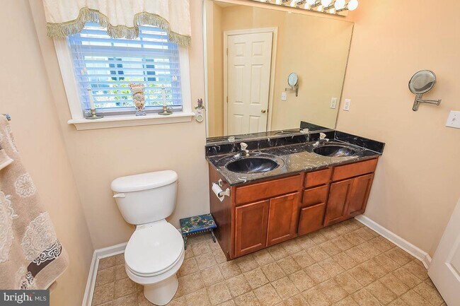 Building Photo - 904 Sapphire Ct