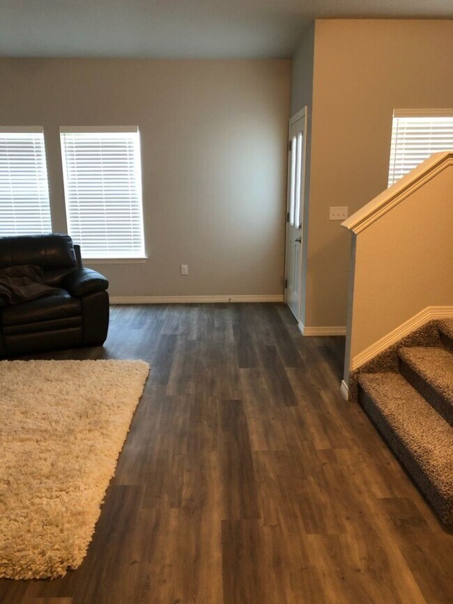 Foto del edificio - Beautiful 3 bed, 3 bath Townhome in West W...
