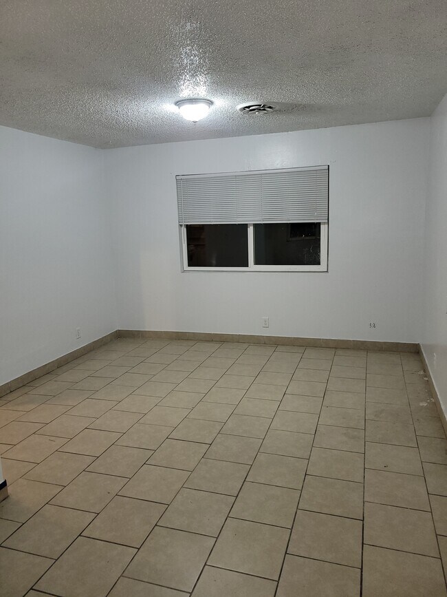 Building Photo - 731 Oswell St
