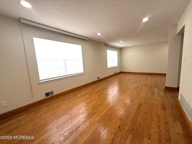 Foto del edificio - 28 Warbler Rd
