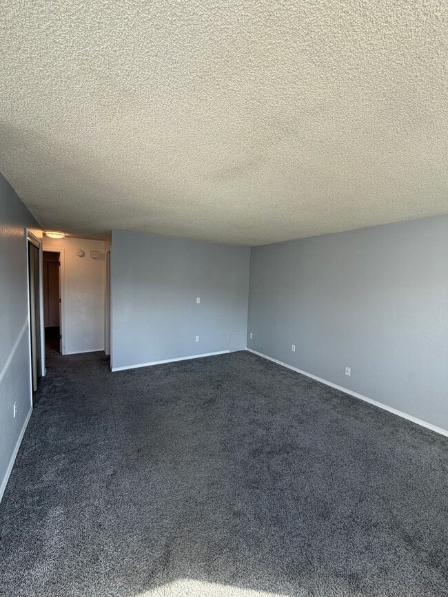 Building Photo - 2 Bed 1 Bath Duplex with Off Street Parking