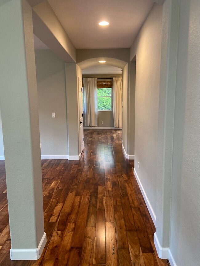 Foto del edificio - Parkway Beauty - 4 Bdrm, 2.5 Bath