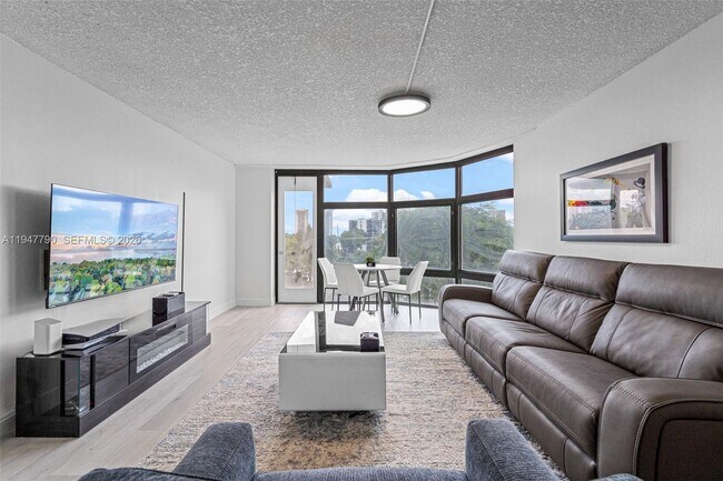 Building Photo - 3375 N Country Club Dr