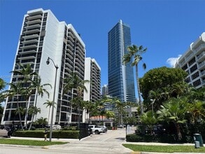 Building Photo - 1450 Brickell Bay Dr