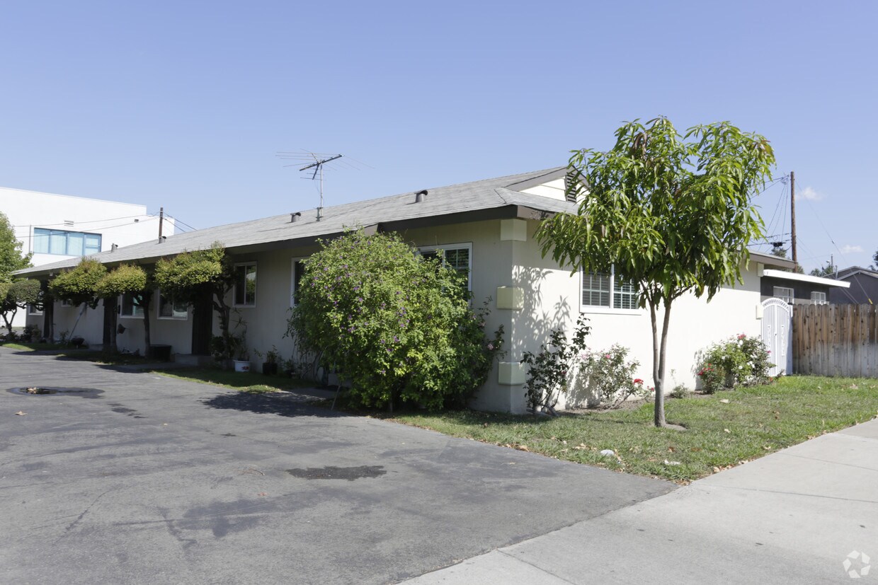 Primary Photo - 525 W Warner Ave