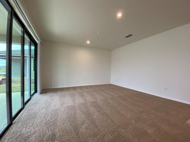 Building Photo - 2466 Empress Dr