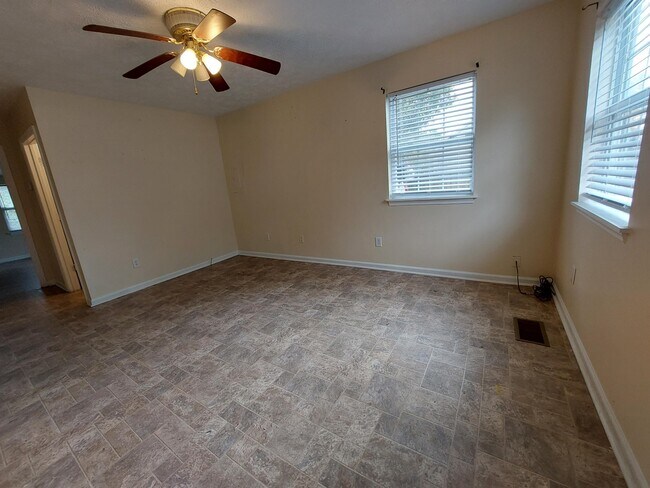 Building Photo - 706 Riverside Dr