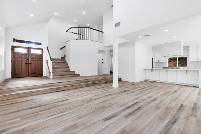 Front doors and landing - 7609 W 85th St