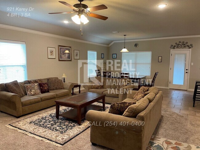 Building Photo - 921 Karey Dr