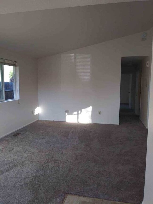 Building Photo - 3 bedroom 2 bath home close to downtown