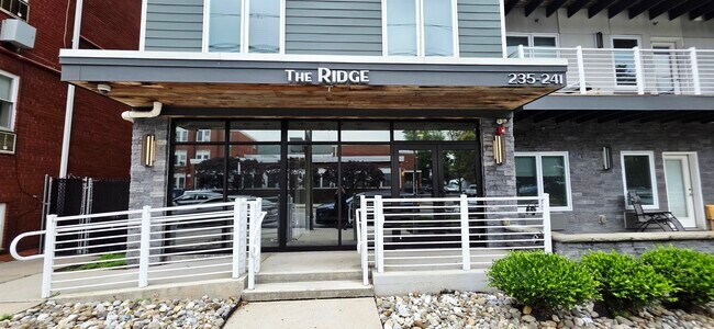 Foto del edificio - 241 Ridge Rd