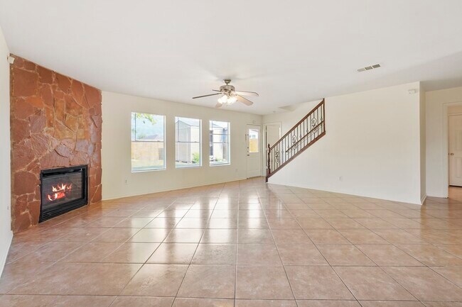 Foto del edificio - 16342 Blue Rock Springs Dr