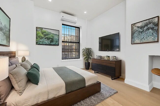 Foto del edificio - 127 E 7th St