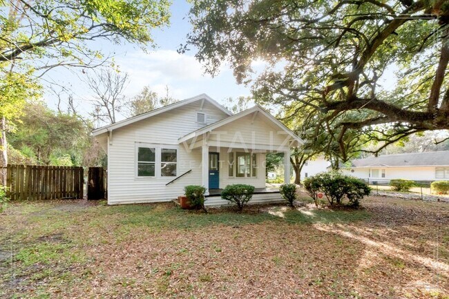 Building Photo - Updated 3 Bed 1 Bath with Large Fenced Yard